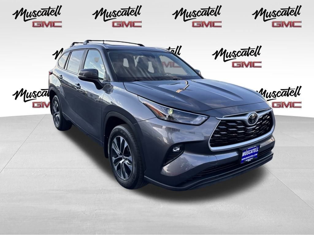 2023 Toyota Highlander L photo 3