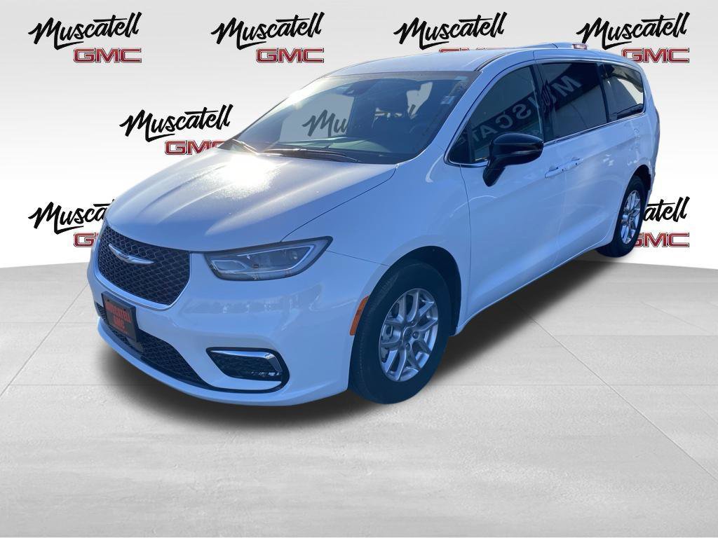 Used 2025 Chrysler Pacifica Select