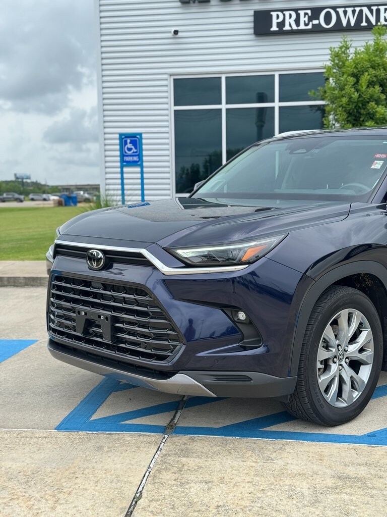 2024 Toyota Highlander Hybrid Limited photo 2