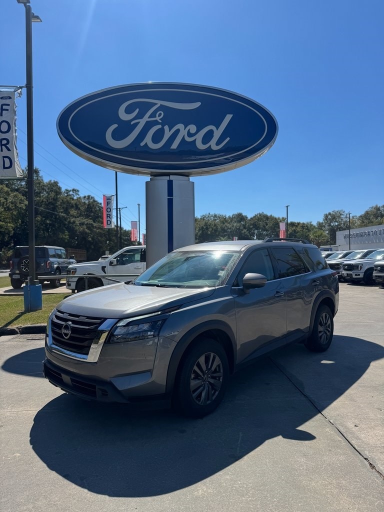 2024 Nissan Pathfinder SV's photo