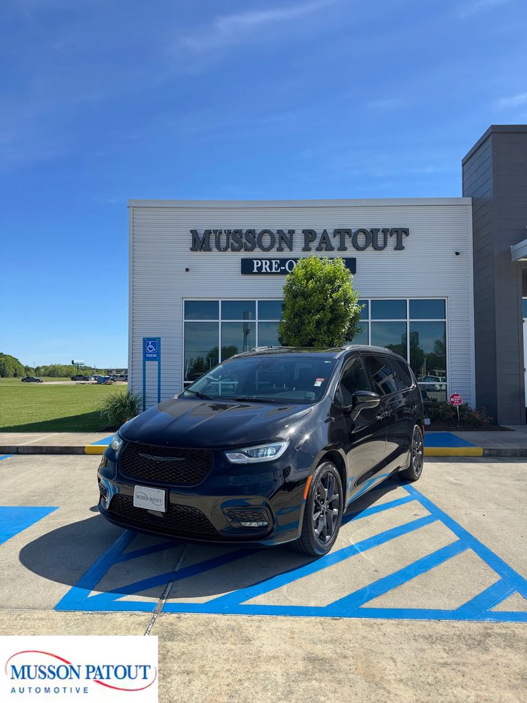 2025 Chrysler Pacifica Limited's photo