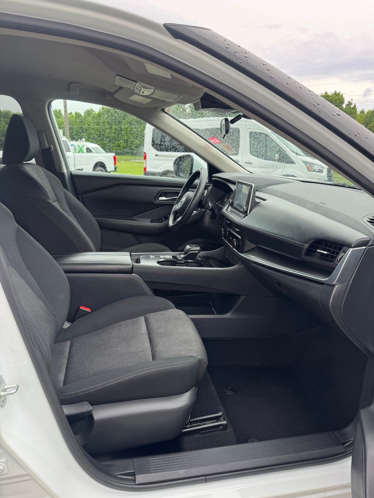 2024 Nissan Rogue SV - Photo 12