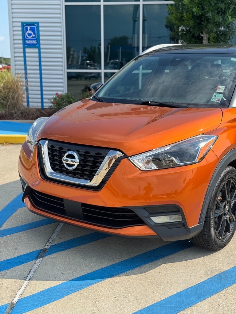 2020 Nissan Kicks SR photo 2