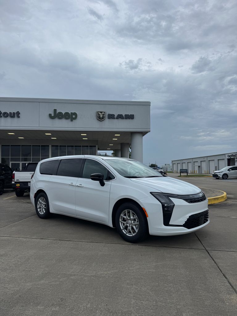 2027 Chrysler Pacifica Select's photo