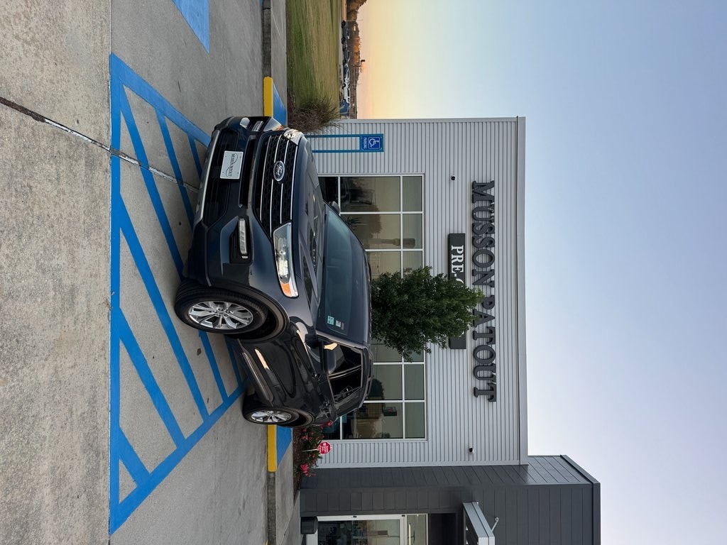 2023 Ford Explorer XLT's photo