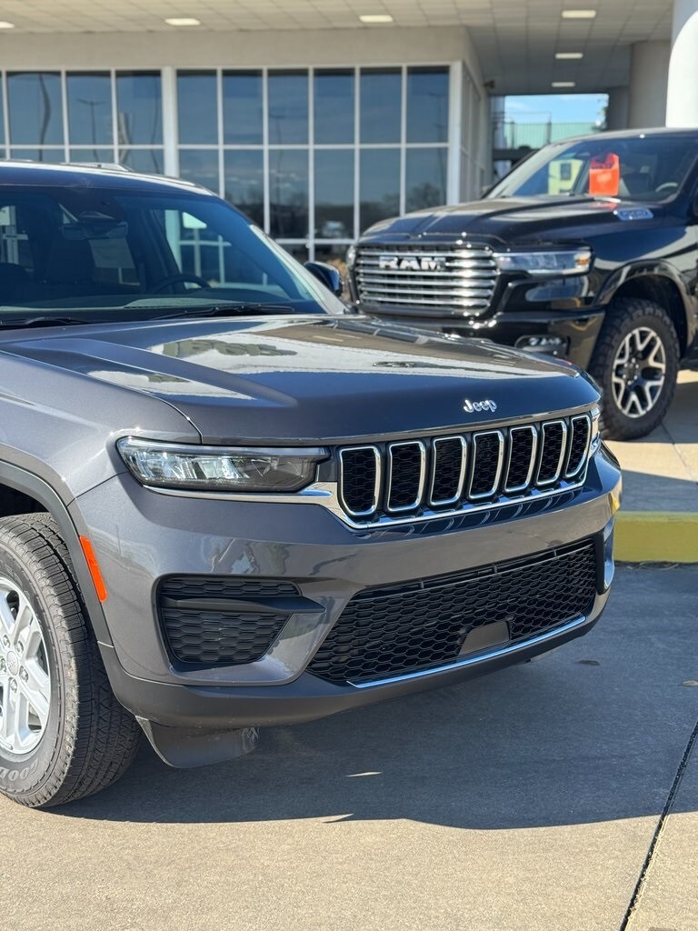 2025 Jeep Grand Cherokee Laredo photo 2