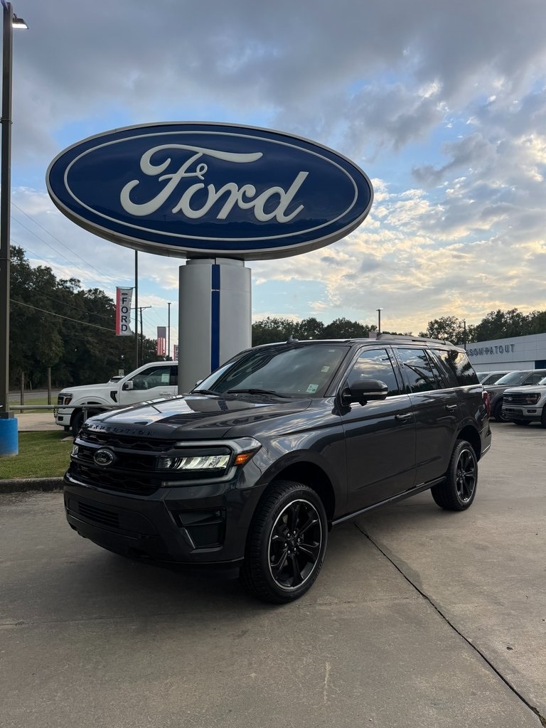 2022 Ford Expedition Limited's photo