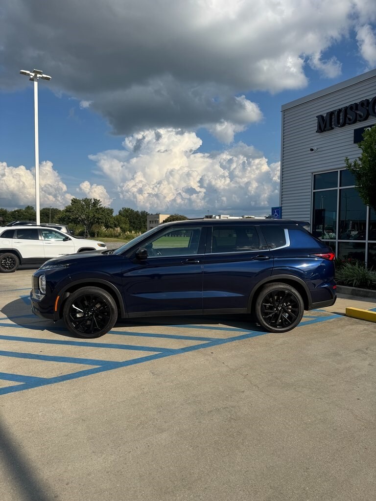2022 Mitsubishi Outlander Black Edition photo 2