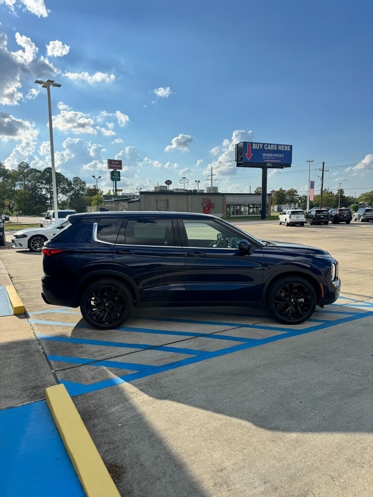 2022 Mitsubishi Outlander Black Edition photo 3