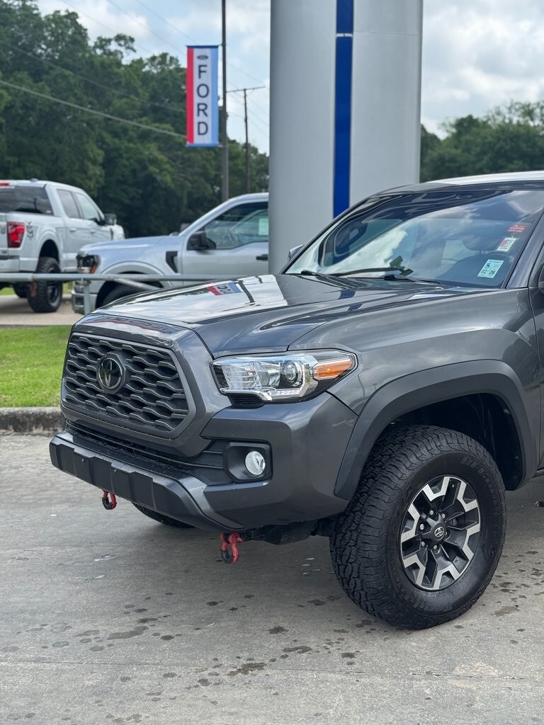 2022 Toyota Tacoma TRD Off-Road photo 2