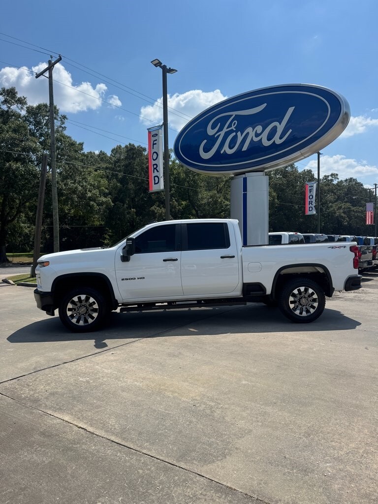 2023 Chevrolet Silverado 2500HD Custom photo 2