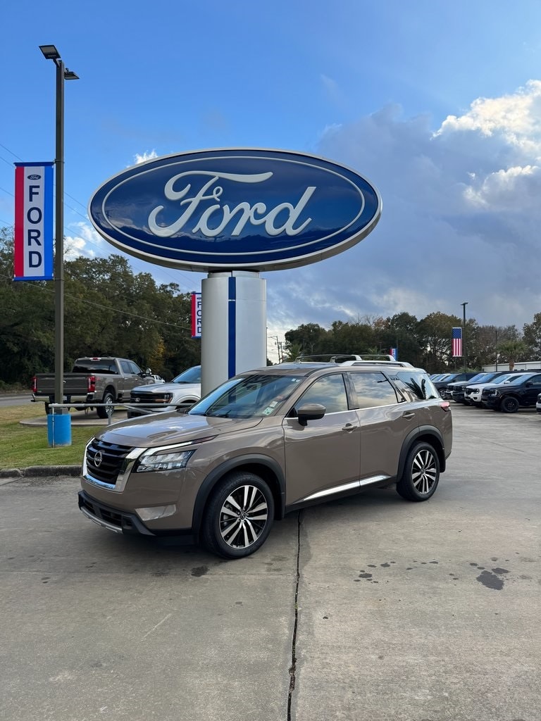 2025 Nissan Pathfinder Platinum's photo