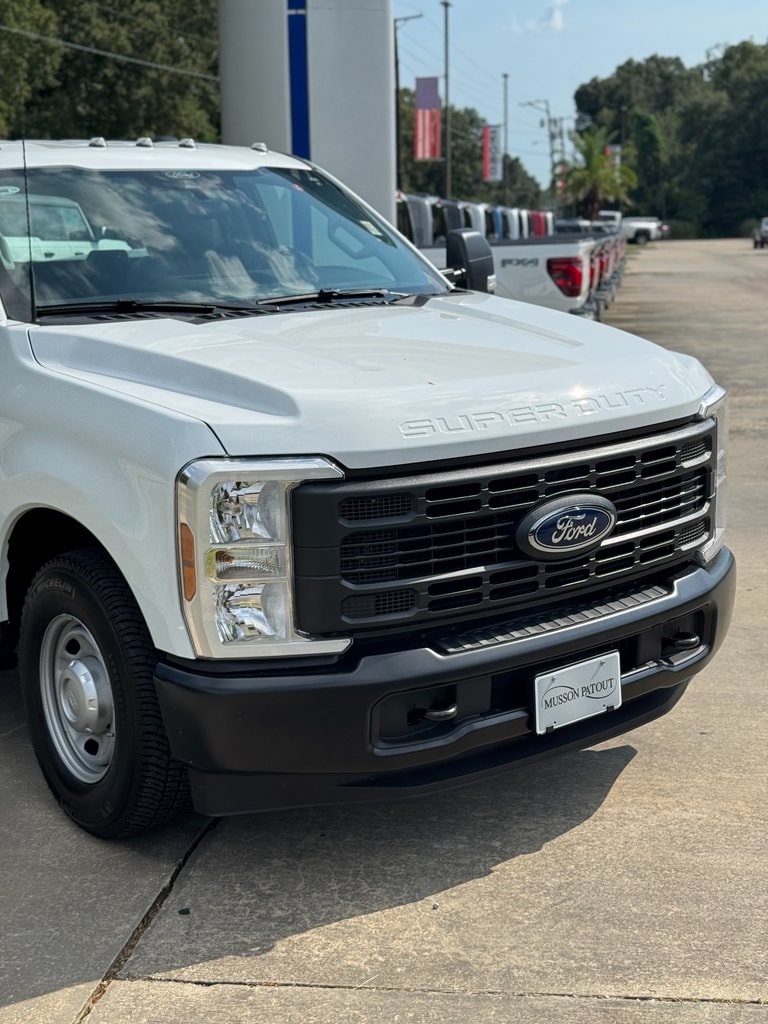 2026 Ford F-350 Super Duty XL - Photo 2