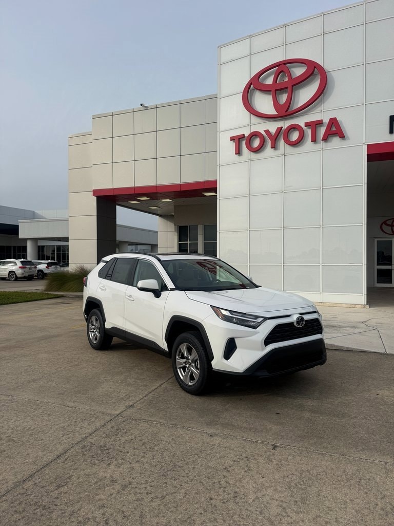 2025 Toyota RAV4 XLE's photo