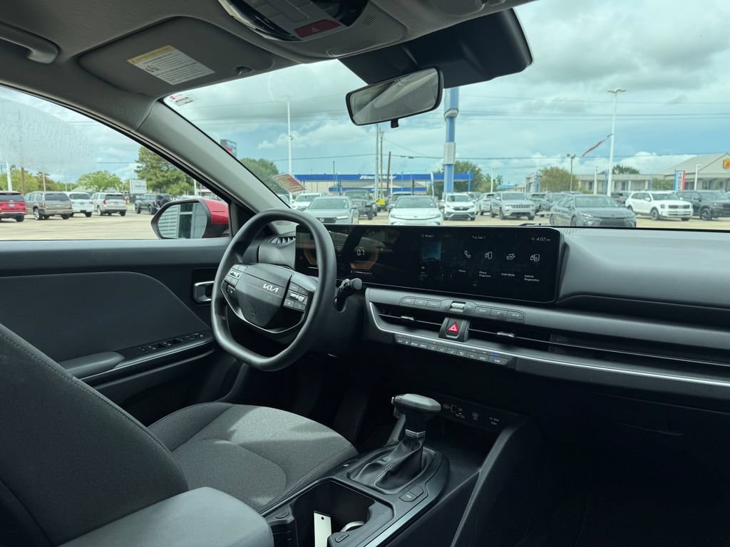 2025 Kia K4 LXS - Photo 13