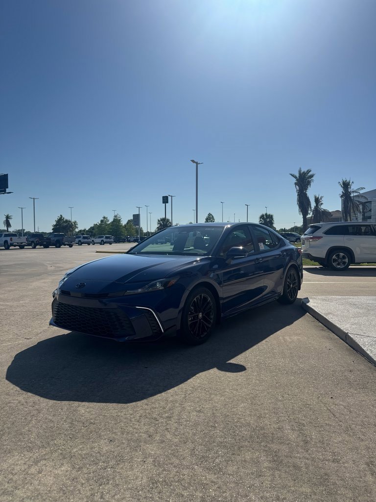 2025 Toyota Camry SE photo 3