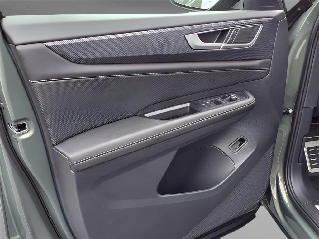 2026 Volkswagen Atlas Cross Sport SEL R-Line photo 2