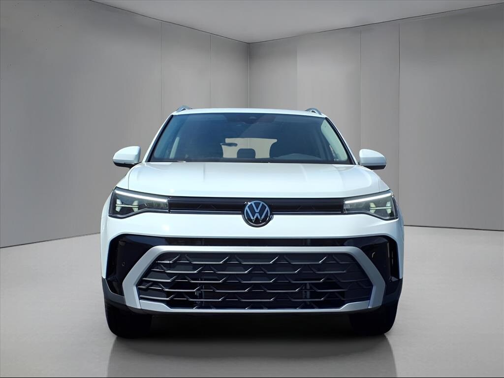 2025 Volkswagen Taos SE photo 3