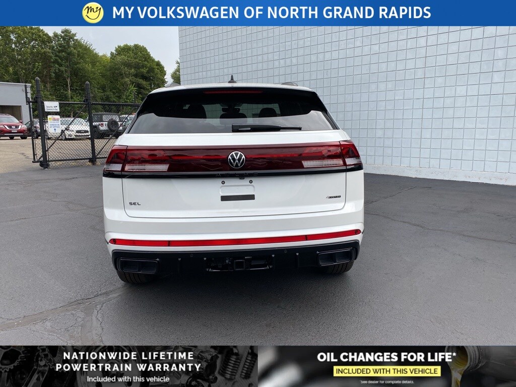 2026 Volkswagen Atlas Cross Sport SEL R-Line photo 4