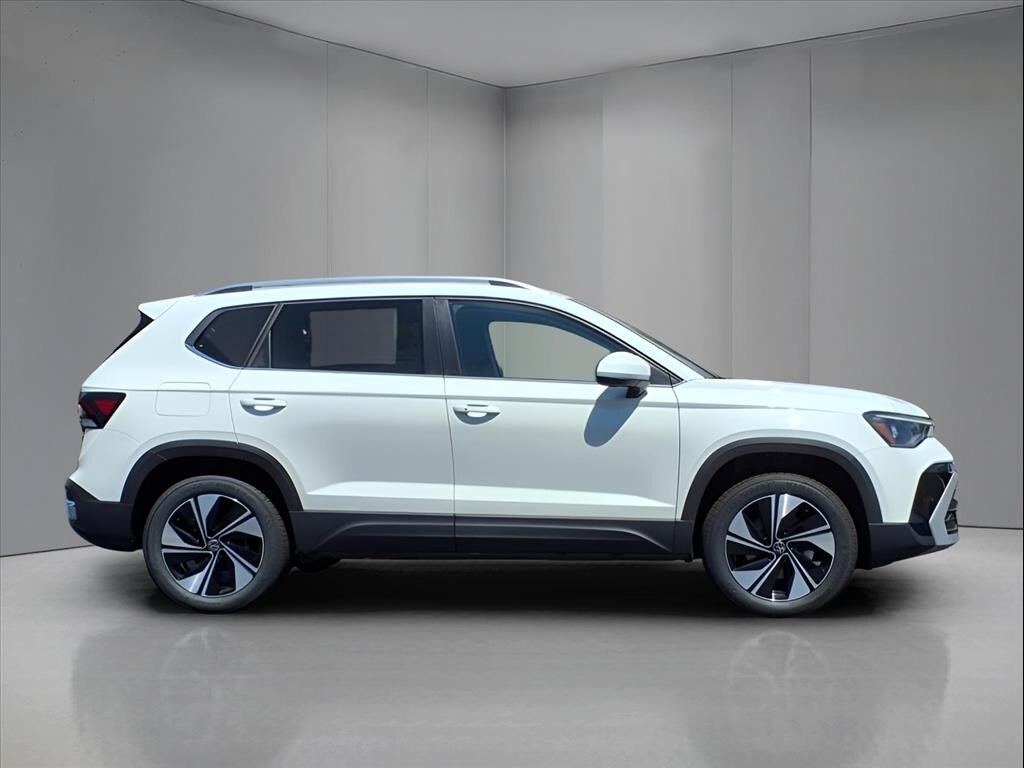 2025 Volkswagen Taos SE photo 2