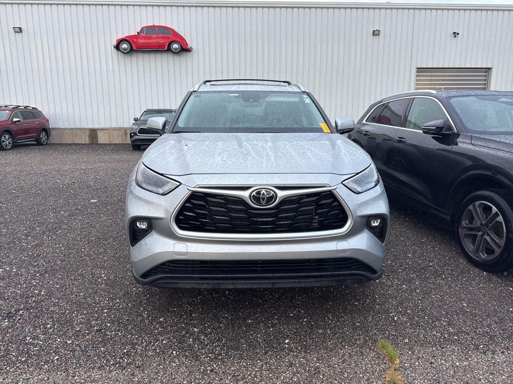 2023 Toyota Highlander L photo 2