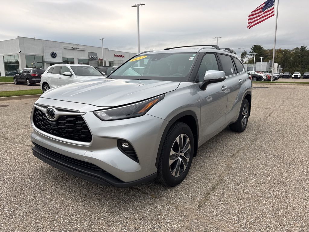 2023 Toyota Highlander L photo 3