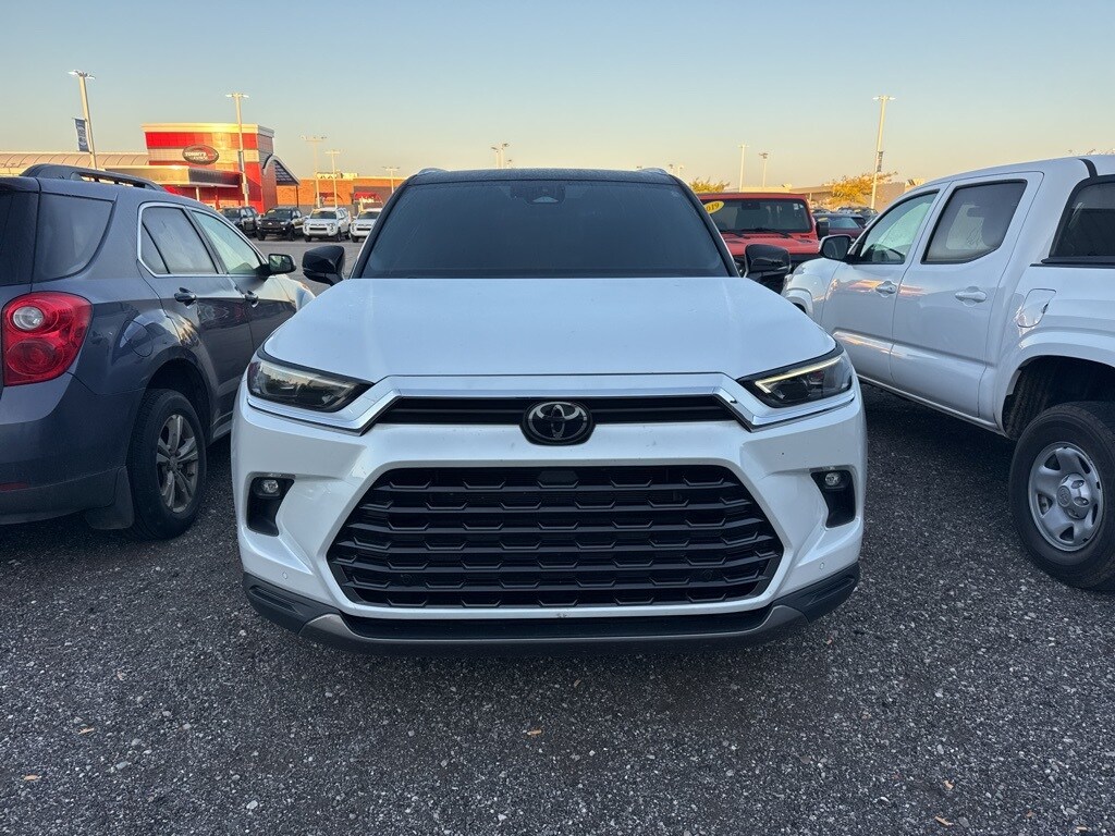 2024 Toyota Highlander Hybrid Limited photo 2