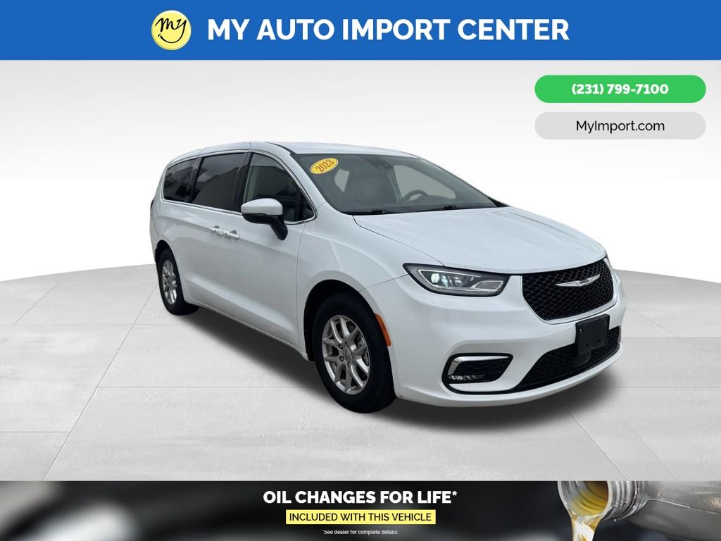 2023 Chrysler Pacifica Touring L's photo