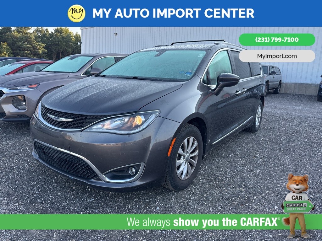 2017 Chrysler Pacifica Touring L photo 3