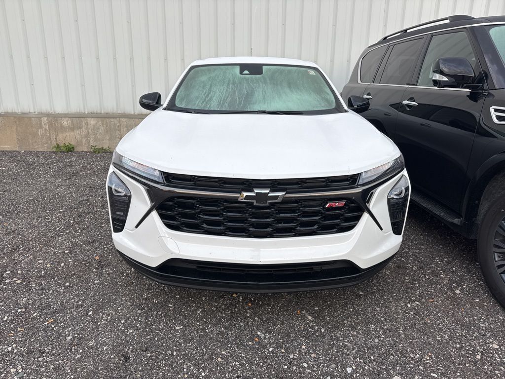 2024 Chevrolet Trax photo 2