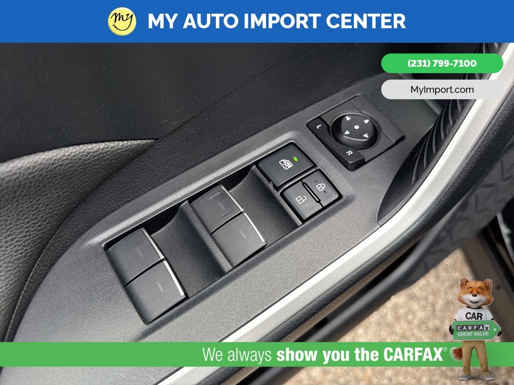 2024 Toyota RAV4 Hybrid SE photo 2