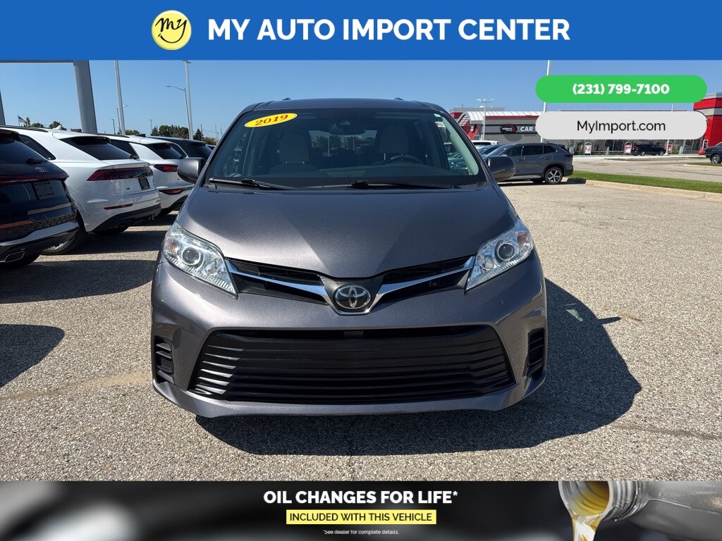 2019 Toyota Sienna LE photo 2