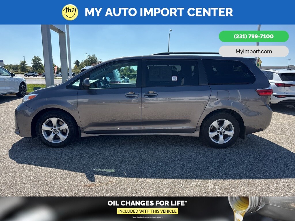 2019 Toyota Sienna LE photo 4