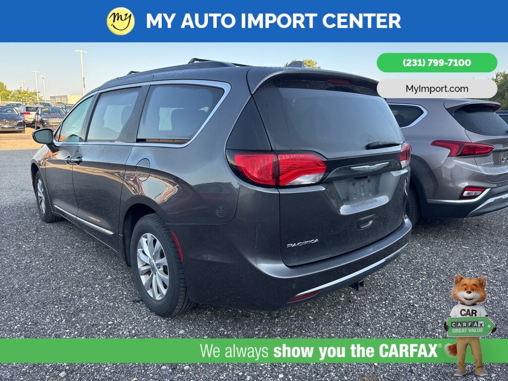 2017 Chrysler Pacifica Touring L photo 4