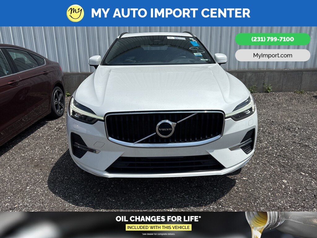 2022 Volvo XC60 B5 Momentum photo 2
