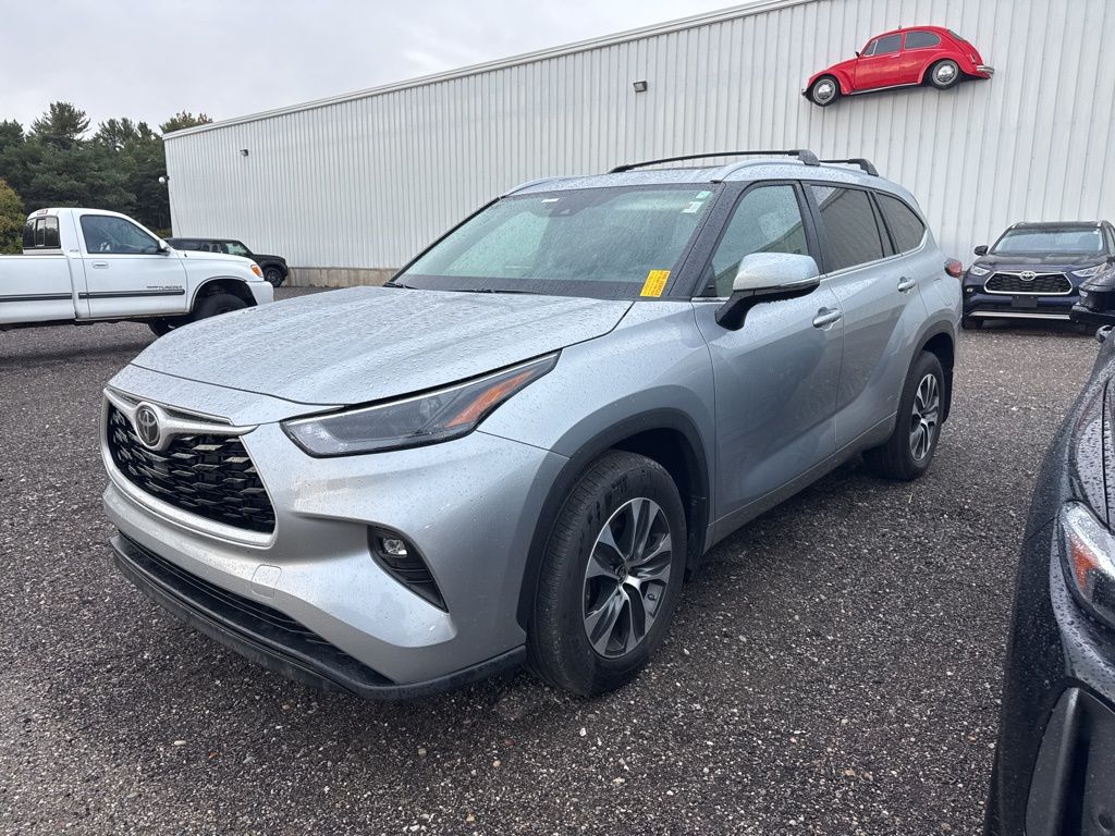 2023 Toyota Highlander L photo 3