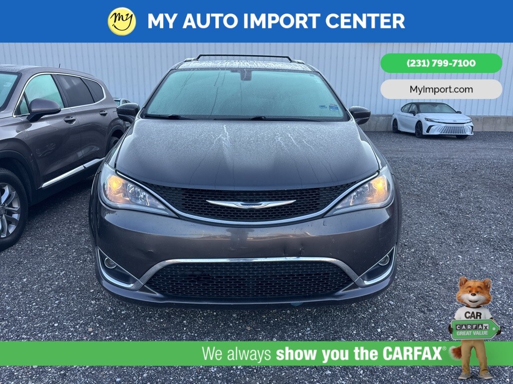 2017 Chrysler Pacifica Touring L photo 2