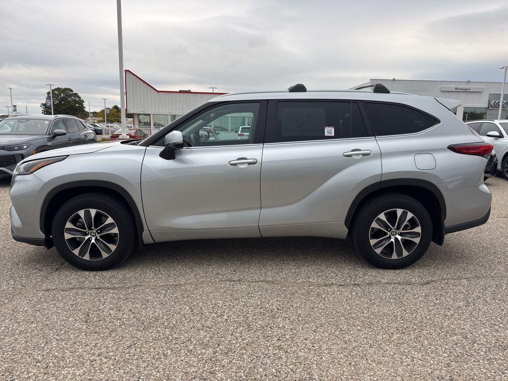 2023 Toyota Highlander L photo 4