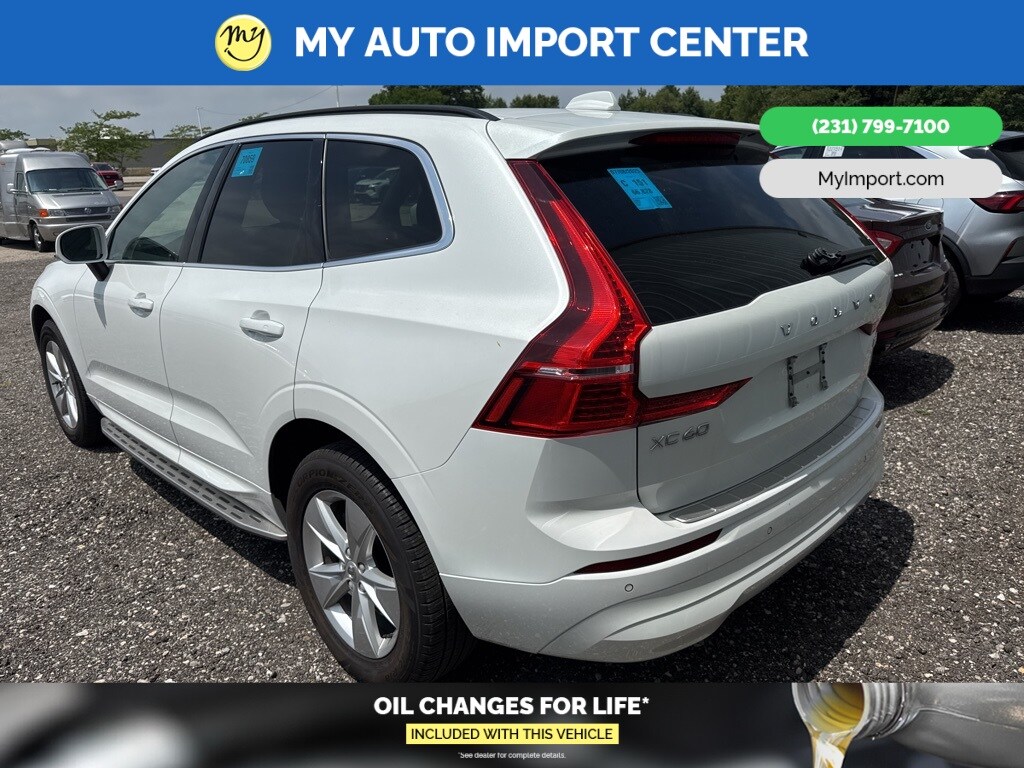 2022 Volvo XC60 B5 Momentum photo 4