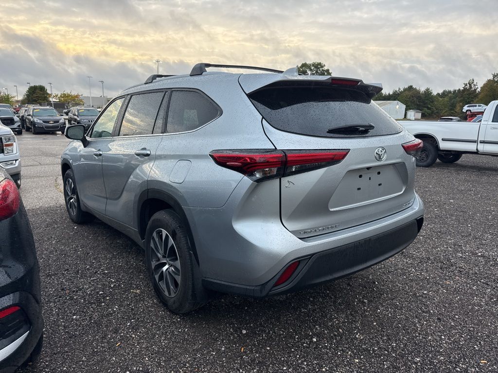 2023 Toyota Highlander L photo 4