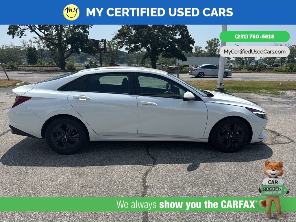 2022 Hyundai Elantra SEL photo 3