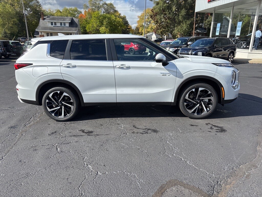 2025 Mitsubishi Outlander PHEV SE photo 2