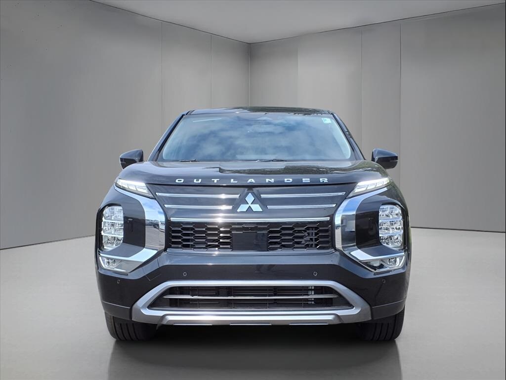 2025 Mitsubishi Outlander SE photo 2