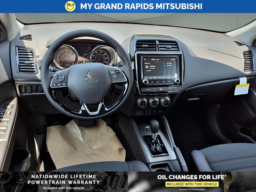 2025 Mitsubishi Outlander Sport SE photo 3