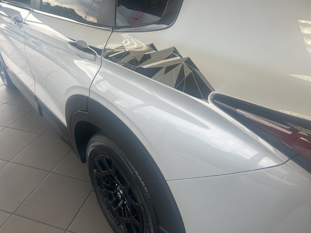2025 Mitsubishi Outlander SE Ralliart photo 3