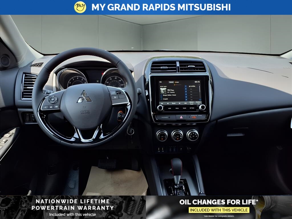 2025 Mitsubishi Outlander Sport LE photo 3