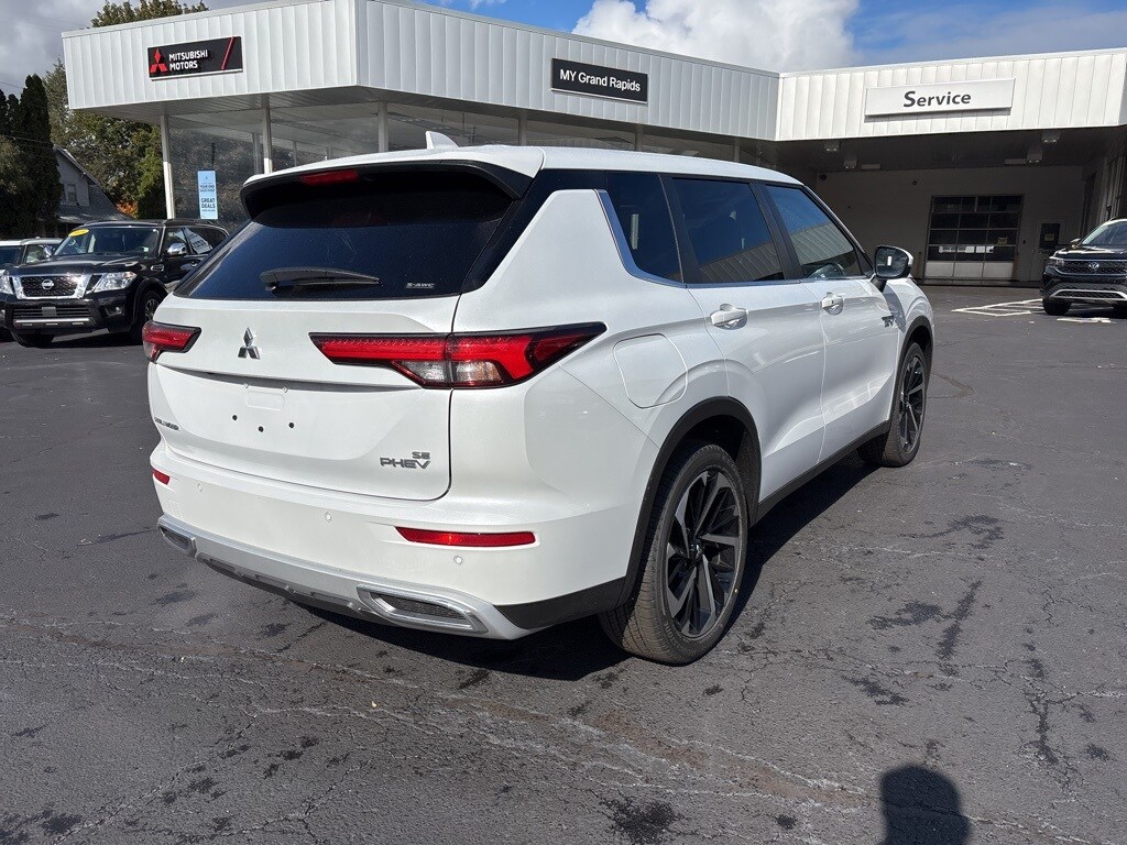 2025 Mitsubishi Outlander PHEV SE photo 3