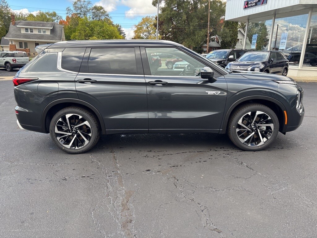 2025 Mitsubishi Outlander SEL photo 2