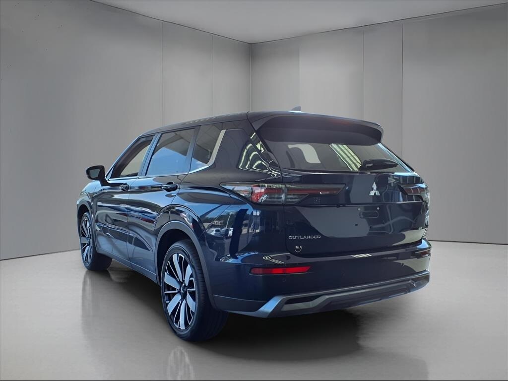 2025 Mitsubishi Outlander SE photo 4