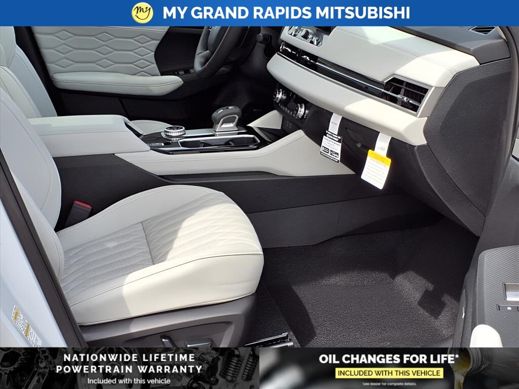 2025 Mitsubishi Outlander SEL photo 3
